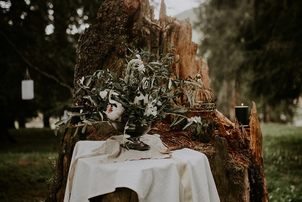 Styled-Shoot mit floral dekoriertem Tisch im Freien